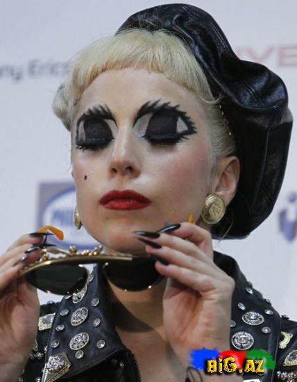 Lady GaGa başını da itirdi! (Foto)