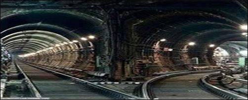 Bu da Bakı metrosu: İşıqlar söndü və əhali qatarın tunelinə sərbəst buraxıldı (Video)