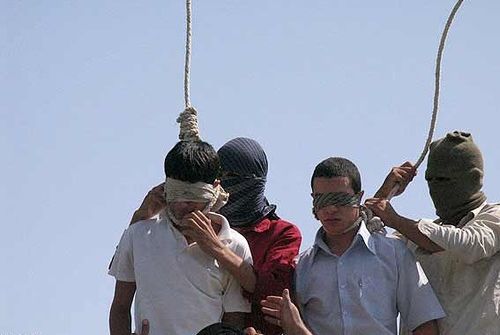 İranda 2 nəfər əhalinin gözü qarşısında edam edilib