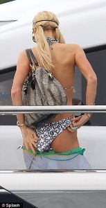 Paris Hilton paparatsi tərəfindən yaxalandı