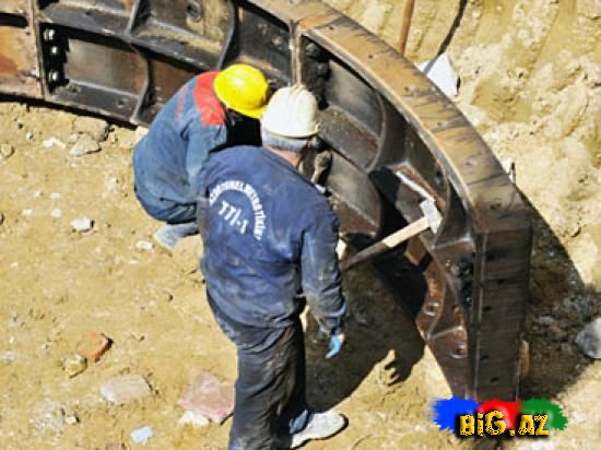 Bakıdakı metro stansiyalarından birinin ətrafı qazılır