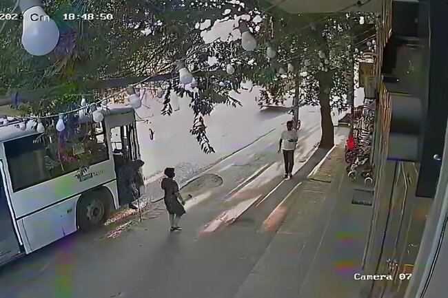 Bakıda DƏHŞƏTLİ QƏZA: Avtobus yaşlı qadının üstündən keçdi - ANBAAN VİDEO