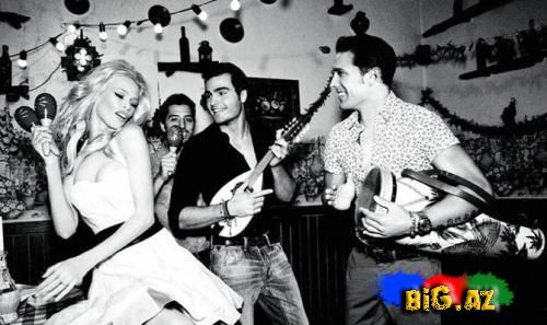 Supermodel Claudia Schiffer Guess 2012 yaz-yay reklamı üçün fotosessiya olunub (Foto)