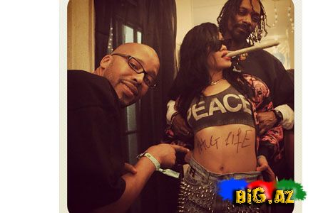 Şok: Rihanna narkotik çəkərkən yaxalandı (Fotolar)