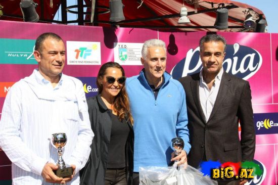 Hülya Avşar, Papia & Hülya Cup 2012 mükafat mərasimində (FOTOLAR)