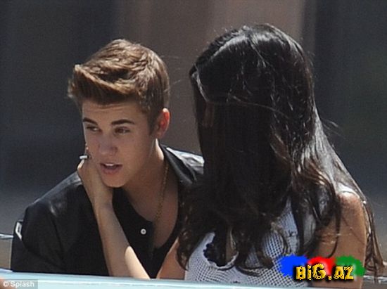 Justin Bieber Selena Gomezi qısqandırmamaq üçün.... (Fotolar)