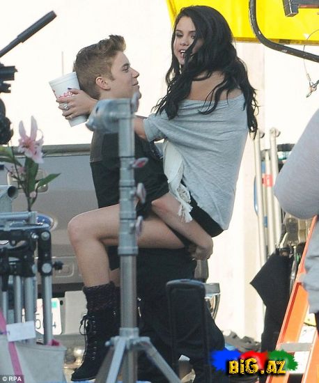 Justin Bieber Selena Gomezi qısqandırmamaq üçün.... (Fotolar)