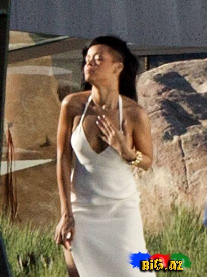 Rihannadan Angelina Jolie pozası (FOTOLAR)