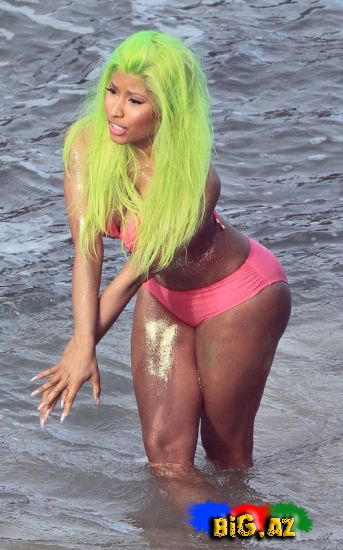 Nicki Minaj bikini ilə görüntüləndi