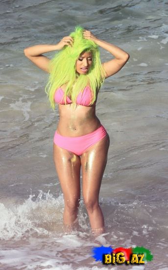 Nicki Minaj bikini ilə görüntüləndi