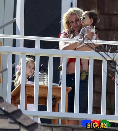 Britney Spears rahat pozları ilə paparazilərə yaxalanıb (Fotolar)