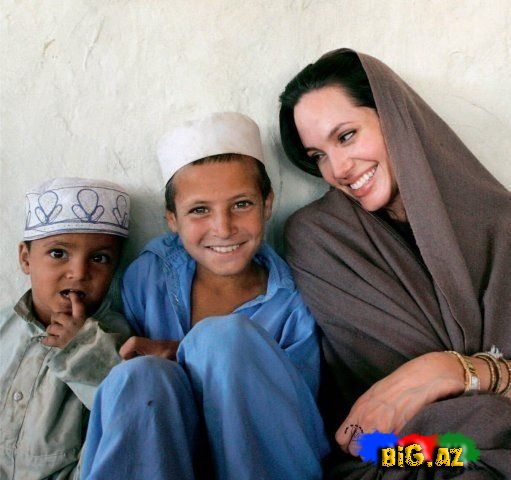 Angelina Jolie afrikalı uşaqlarla çox xoşbəxt görünür (Fotolar)
