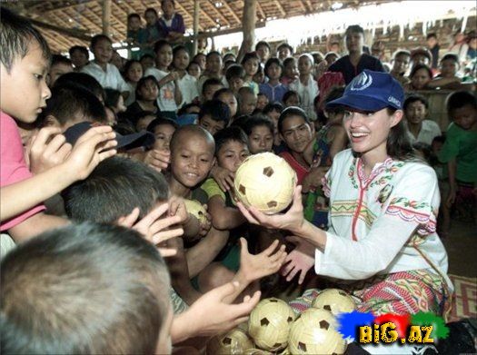 Angelina Jolie afrikalı uşaqlarla çox xoşbəxt görünür (Fotolar)