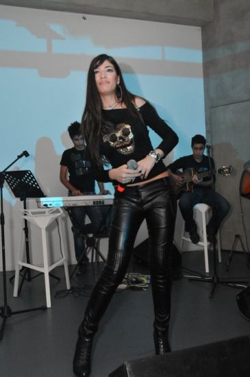 Ivi Adamou Kiprdəki klubların birində baş tutan konsertdə (Foto)