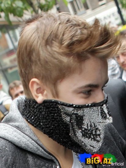 Məhşur müğənni Justin Bieber yeni imici ilə hamını heyrətləndirib (Fotolar)