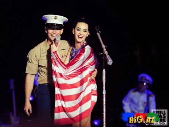 Məhşur müğənni Katy Perry səhnəyə Amerika bayrağı geyimdə çıxdı! (Fotolar)