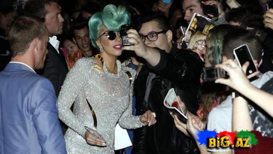 Lady Gaga yenə ehtiraslı paltar geyindi (Fotolar)
