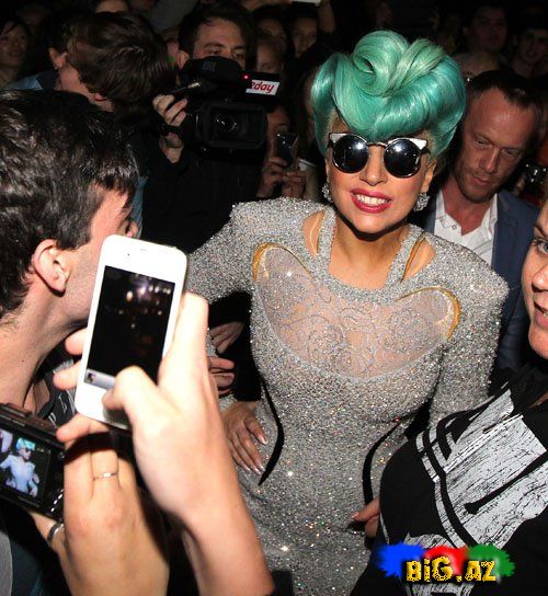 Lady Gaga yenə ehtiraslı paltar geyindi (Fotolar)