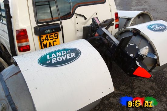 Land Rover Discovery-in Üzən Avtomobili (Fotolar)