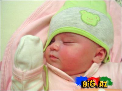 Atasının qulağını məmə deyə əmən uşaq