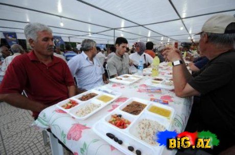 Ramazanın gəlişi ilə Türkiyəni iftar həyəcanı bürüyüb (Fotolar)