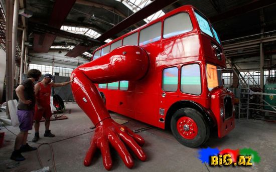 Atlet London avtobusu idman edir