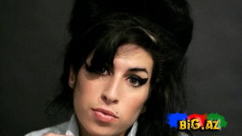 Amy Winehouse: Bu gün onun ölümündən bir il keçir (Videolar, Fotolar)