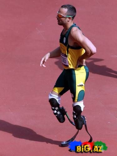 Oscar Pistorius protez qıçlarıyla yarı finala çıxdı