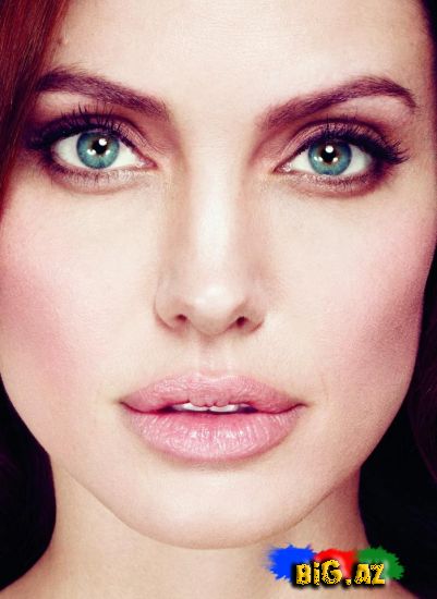 Angelina Jolie anasının sevgilisi ilə yatib.