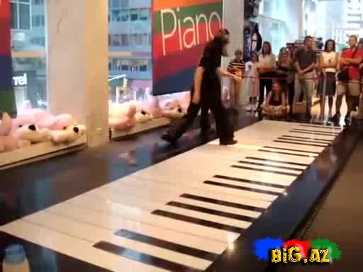 İki qız və bir piano (Video)