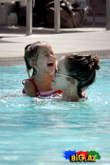 Jennifer Lopez sevgilisi ilə hovuzda (Foto)