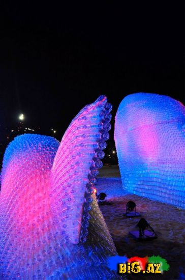 Plastik putulkalardan hazırlanmış nəhəng balıqlar (Foto)