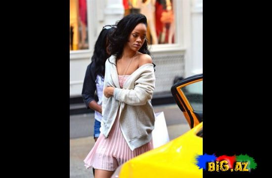 Nyu-York küçələrində yarıçılpaq gəzən Rihanna – Foto