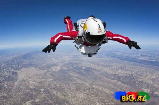 Red Bull paraşütçüsü stratosferdən tullandı (Foto, Video)