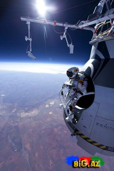 Red Bull paraşütçüsü stratosferdən tullandı (Foto, Video)