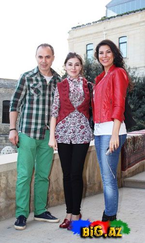 Türkiyəli müğənni sevgilisi ilə Bakı küçələrində (Fotolar)