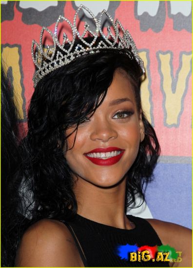 Rihanna Halloween karnavalında Gecənin kraliçası (Foto)