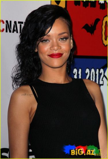 Rihanna Halloween karnavalında Gecənin kraliçası (Foto)