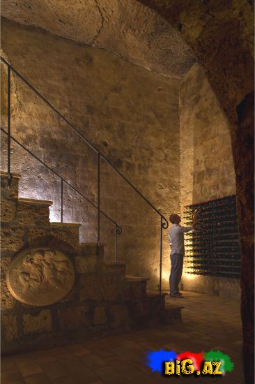 İtaliyanın tarixi şəhərində mağarada ev (Foto)