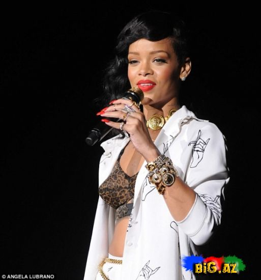 Bəbir dərisindən top geyinmiş Rihanna (Foto)