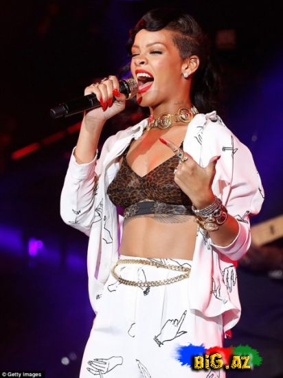 Bəbir dərisindən top geyinmiş Rihanna (Foto)
