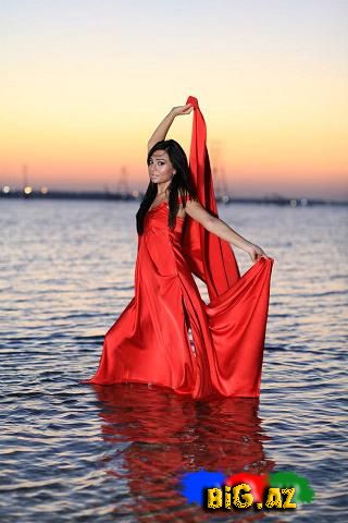 Gənc müğənninin yarıçılpaq şəkilləri yayıldı (Fotosessiya)