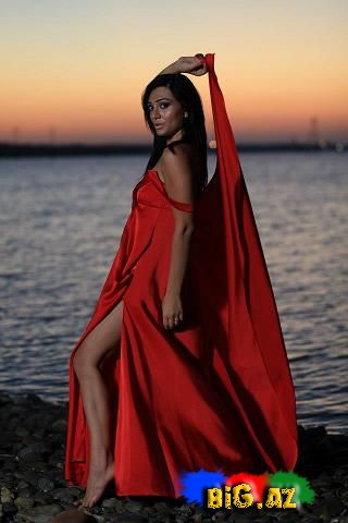 Gənc müğənninin yarıçılpaq şəkilləri yayıldı (Fotosessiya)