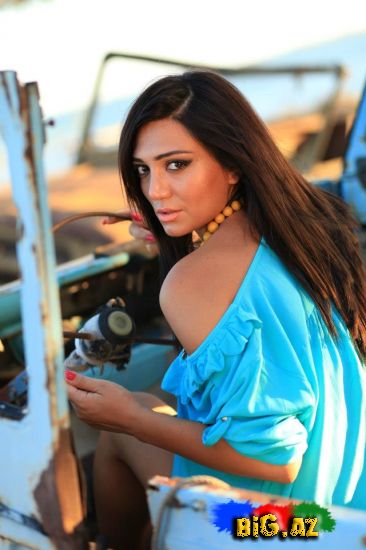 Gənc müğənninin yarıçılpaq şəkilləri yayıldı (Fotosessiya)