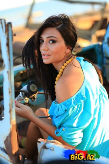 Gənc müğənninin yarıçılpaq şəkilləri yayıldı (Fotosessiya)