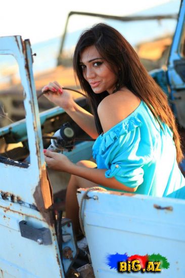 Gənc müğənninin yarıçılpaq şəkilləri yayıldı (Fotosessiya)