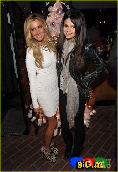 Ashley Tisdale və Selena Gomez:Bayram partisində (Foto)