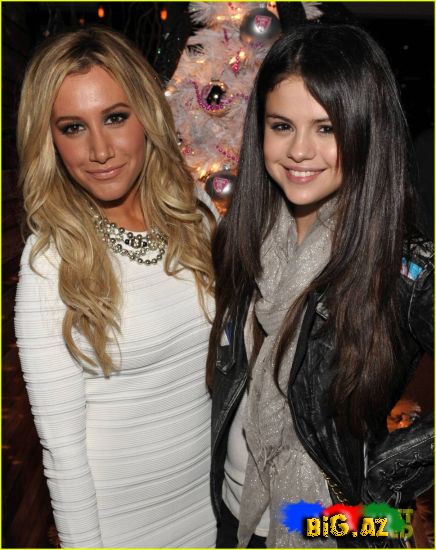 Ashley Tisdale və Selena Gomez:Bayram partisində (Foto)