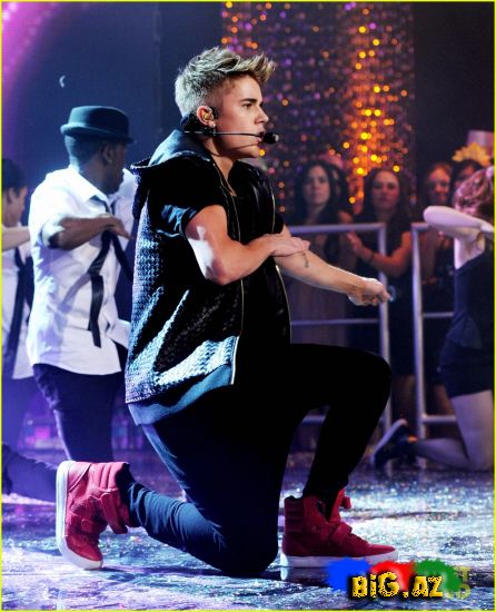 Justin Bieber:Yeni il perfonmansı 2013 (Foto+ Video)