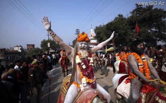 Milyonlarla hindu dini ritual üçün toplandı (Foto)